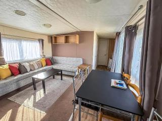 Lovely 8 Berth Caravan With Decking At Clacton-On-Sea In Essex Ref 28029Dw - 1