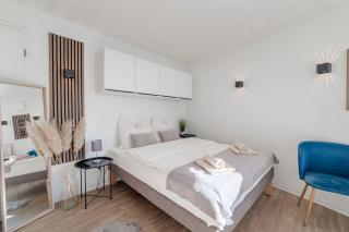 SpaceStays Bunker Messe Apartment Wi-Fi TV -  - 6