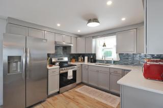 Canal-Front Longboat Key Getaway - Beach Breeze Bungalow - 6