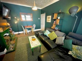 Stylish and artistic flat in Southend on Sea - 2 Double Bedrooms, Free on-street parking - 6