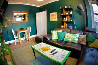 Stylish and artistic flat in Southend on Sea - 2 Double Bedrooms, Free on-street parking - 4