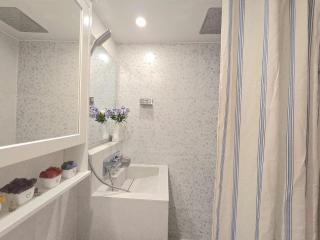 5 minutes on foot from Hongdae, 8 people, double floor sky view, late check-out, PS5, kids welcome, free parking, luggage storage - 1
