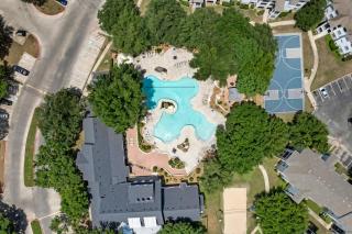 Austin Stay - King Bed, Workspace & Free Parking Near Downtown - 3