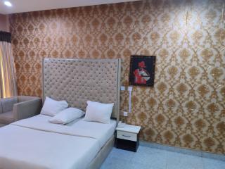 PollyJolly Hotel and Suites - 1