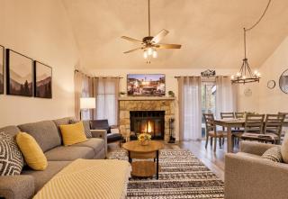 Cozy 2BR Townhouse with Mountain Views & BBQ - 0