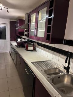 4 Bed Family House, Sleeps10, Free Wi-Fi - 6