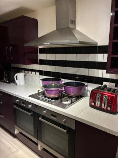 4 Bed Family House, Sleeps10, Free Wi-Fi, Free Parking - 2