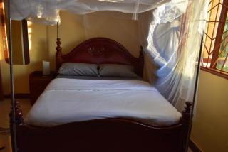 Kampala 5-Beds Sleeps 8 with Garden & Parking - 1