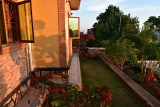 Kampala 5-Beds Sleeps 8 with Garden & Parking - 1