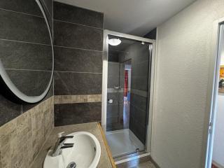 Confort familial: 4 pièces pour 7 pers, garage, terrasse sud, proche pistes et commodités - FR-1-572-18 - 9