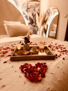 L'EXTASE - LOVE ROOM - Jacuzzi privé & Terrasse - Parking et Wifi Gratuit - Elégance & Confort - Une expérience Détente et Sensuelle à votre portée ! OFFRE SPÉCIALE - 8