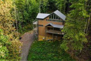 Multi Level Getaway Pool Hot Tub and Fireplace - 0
