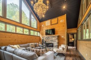 Multi Level Getaway Pool Hot Tub and Fireplace - 7