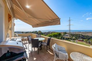 Sunny Penthouse with Pool & Hot Tub in Estepona - 1