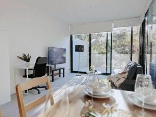 Bright Airy Stay Apartment - 4