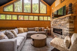 Multi Level Getaway Pool Hot Tub and Fireplace - 4