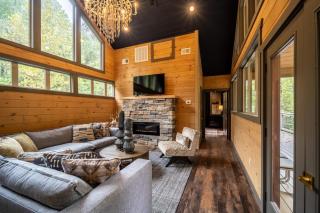 Multi Level Getaway Pool Hot Tub and Fireplace - 1