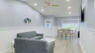 Bright 2BR 2BA retreat minutes from the ocean B - 1