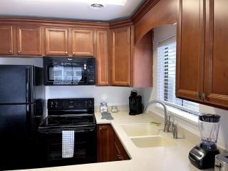 Lovely 2 bedroom condo with pool J3 - 6