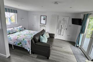 1 Bed Cabin-Sleeps 2 Hot Tub Garden Views Pets - 8
