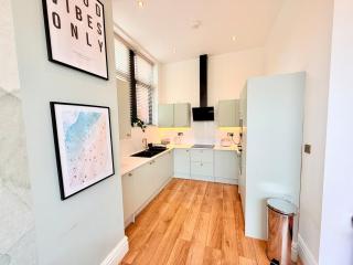 The City Nest - Sleeps 7 - Free Off Street Parking - 4