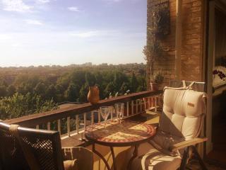 Welcoming Apartment with Character & Great Views - 8
