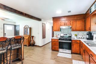 Game Day Getaway! Home with Yard, 4 Mi to Ole Miss - 2