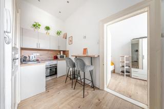 Grand Boulevard Apt Cozy Charm AC, Huge Smart TV - 6