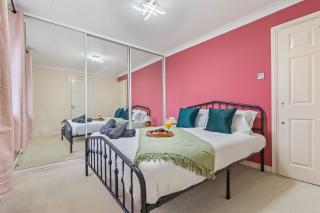 Stylish 4BR Home in Romford with Garden & Parking - 5