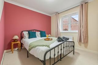 Sleek 4-BR Home in Romford with Garden Fast Wi-Fi & Parking - 0