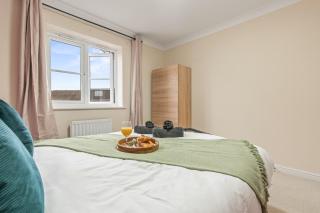 Sleek 4-BR Home in Romford with Garden Fast Wi-Fi & Parking - 1