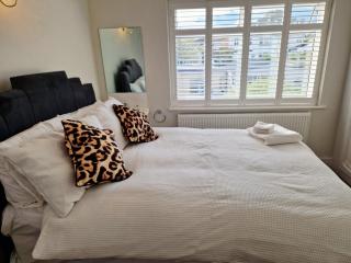 Beautiful & Spacious 6 bedroom house - 2