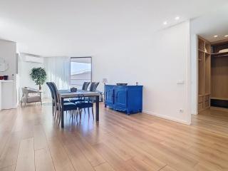 Luxurious Apartment with Sea View, Pools, Fitness - 8