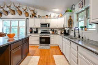 Family Cabin with Hot Tub 10 Mi to The Dells! - 3