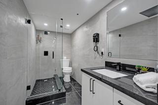Miami Beach Paradise 4BR Stylish condo with Resort Perks 1007 - 4