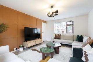 Stylish 5-Bed Detached Home Close to Cheltenham -  - 0