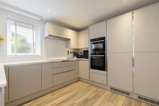 Stylish 5-Bed Detached Home Close to Cheltenham -  - 2
