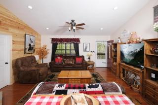 2 BR, 2 Bath log cabin- great outdoor space, hot tub, located between Gatlinburg and Pigeon Forge! - 9