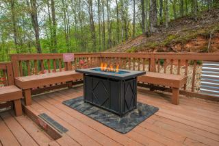 2 BR, 2 Bath log cabin- great outdoor space, hot tub, located between Gatlinburg and Pigeon Forge! - 7