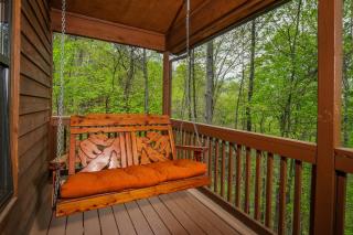 2 BR, 2 Bath log cabin- great outdoor space, hot tub, located between Gatlinburg and Pigeon Forge! - 6