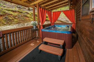 2 BR, 2 Bath log cabin- great outdoor space, hot tub, located between Gatlinburg and Pigeon Forge! - 4