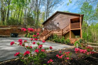 2 BR, 2 Bath log cabin- great outdoor space, hot tub, located between Gatlinburg and Pigeon Forge! - 3
