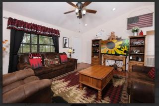 2 BR, 2 Bath log cabin- great outdoor space, hot tub, located between Gatlinburg and Pigeon Forge! - 1