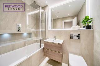 Brand New Town Center, Free Fast WiFi, Balcony By Redwood Stays - 2
