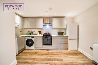 Brand New Town Center, Free Fast WiFi, Balcony By Redwood Stays - 6