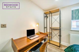 Brand New Town Center, Free Fast WiFi, Balcony By Redwood Stays - 4