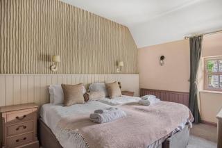 The Golden Pheasant Inn - 8