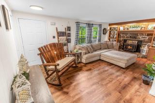 Cozy Cabin w Fire Pit Grill Deck & Walk to Town - 4
