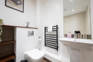 1BR - Stunning 5th-Flr Views - Sleeps 4 - Parking - 5