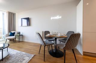 1BR - Stunning 5th-Flr Views - Sleeps 4 - Parking - 1